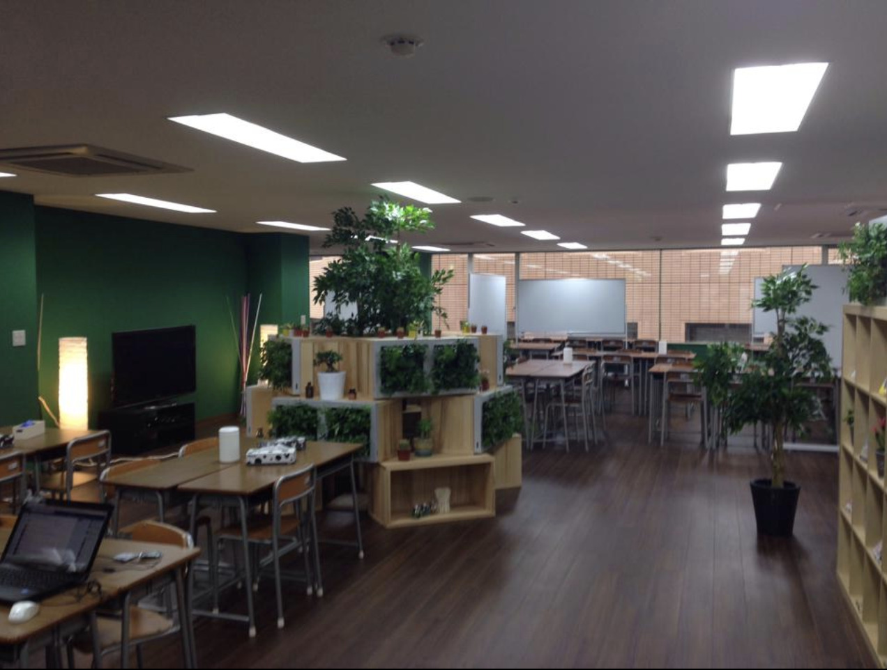 移転後の『賢者屋』のフリースペース内観。机と観葉植物が並ぶ学習スペース