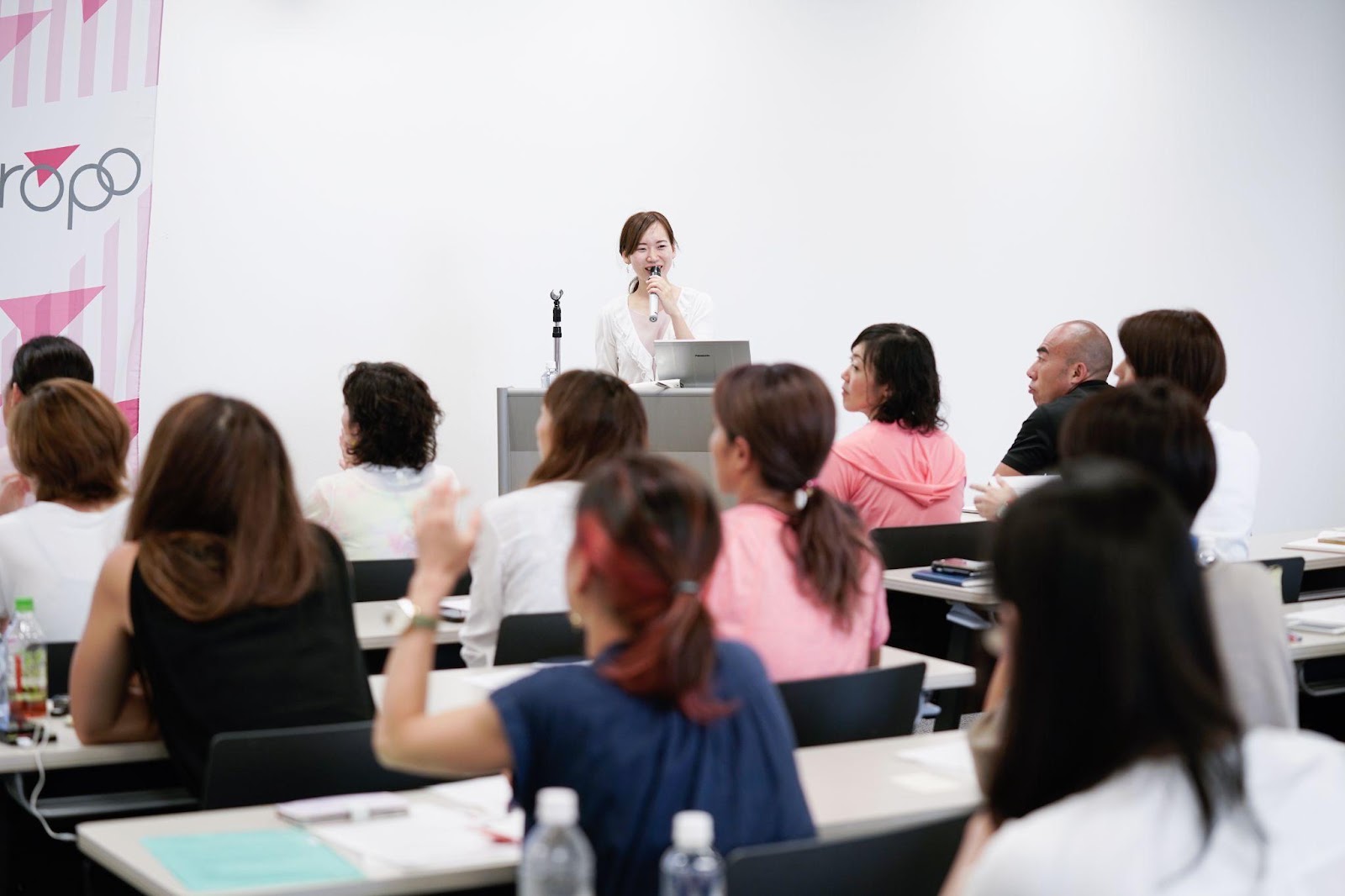 ロート製薬主催の研修を受講する参加者のみなさん